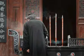 烧香为何一定是三炷香？每根分别代表什么？传统文化我们不得不知图片