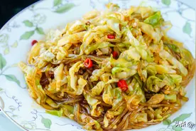包菜炒粉条这样做，不粘锅，不成坨，入味好吃，还非常下饭图片