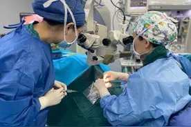 跟狗狗亲密接触后，女童眼里长了6条“活虫”图片