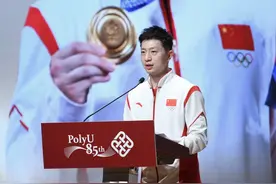 马龙最嚣张一战，不顾台下对手，跃上球桌激动庆贺图片