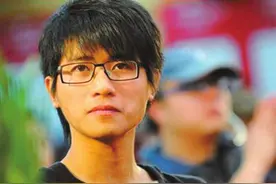 8年了，韩寒还是过着“两个老婆”的生活？他和赵卓娜分手了吗？图片