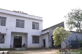 父亲娶了女邻居，继子25年难释怀，父亲去世后，继母被赶回土坯房图片