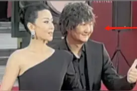 王大治：喜欢苗圃20年无果，却与董洁相拥，今出席活动胖到认不出图片