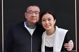 身价300亿，偏爱普通女孩，刘鸣炜，富豪界的一股“清流”图片