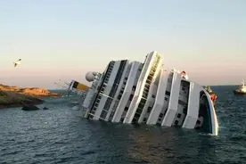 为啥有的轮船报废后，直接沉到海里，不能拿去卖废铁吗？图片