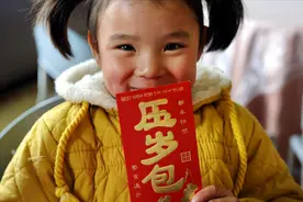 啥时候给孩子压岁钱好？除夕晚上还是初一早上，讲究和寓意都不同图片