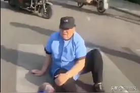 美女撞老人后撒腿就跑，谁知报应来的太快了，看完别笑图片