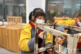 “旧板凳换新颜”劳动课让这位校长的朋友圈火了图片