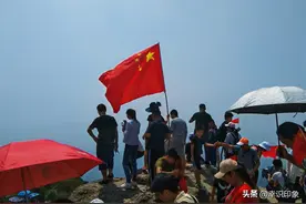行摄：广东省深圳市盐田区梧桐山森林公园，欢度国庆，红旗飘飘图片