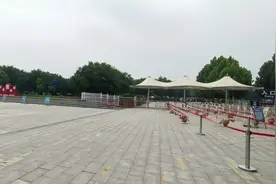 实拍天津南湖风景区，风光无限，人山人海，偶遇一神级大爷放风筝图片