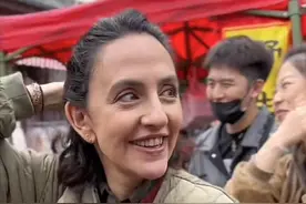 刘烨法国老婆近照沧桑变化大！逛菜场与老狼玩乐队，儿女似印度人图片