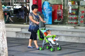 为啥不提倡奶奶带娃？动不动就夸“你真棒”，将来差别人一大截图片