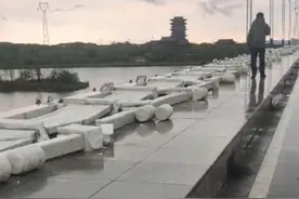江西抚州一投资近两亿大桥围栏倒塌 当地交通局回应：可能是大风吹倒图片