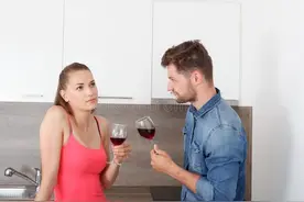 酒后乱性，乱的品性！酒精不能成为作恶的借口图片