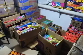 地下室非法储存141箱烟花爆竹，被宝鸡金台警方查处图片