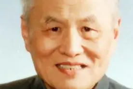他曾担任四川省委书记，47岁授少将，协助邓小平恢复了高考图片
