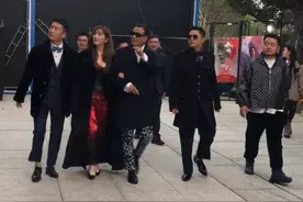 老戏骨万梓良亮相电影节，小16岁娇妻身材傲人，两人同框像父女图片