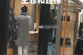 谢霆锋王菲逛街照曝光！王菲站柜台霸气买单，全身无一名牌太低调图片