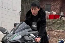 后续来了，300万网红苏乞儿被拦摔倒，关评论要死磕到底图片