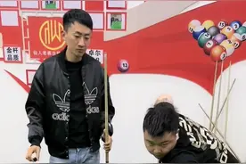 云南仙人：小伙台球独创“杆法”难觅对手，丁俊晖闻风前来对阵图片