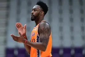 特林布尔25分王哲林11+6 上海23分大胜四川迎来三连胜图片