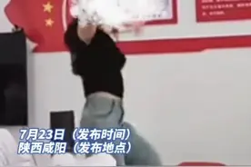 村委办公室上班时间惊现女子热舞，到底合不合适，评论区吵翻天图片