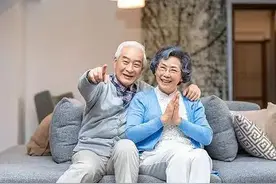 我和岳母因30万彩礼闹僵,10年后她给我送来30万,气得我把她赶走图片