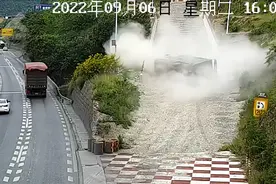 货车突然失控，生死仅在一瞬图片