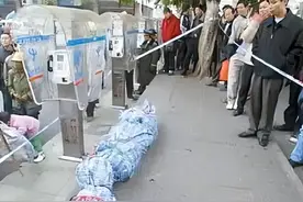 湖南老乡千里背回尸首，却遭死者亲人憎恨，后事迹被搬上荧幕图片