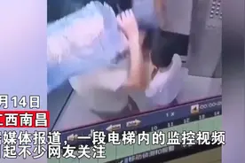 “我可不惯你”男子扛40斤水出电梯，竟被熊孩子绊一脚，转身回击图片