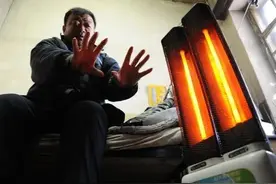炕洞被堵，村里不让烧火取暖，老人怎么过冬？图片