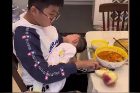 10岁哥哥吃饭也抱着2月大妹妹 妈妈：他很喜欢妹妹，我都感动哭了图片