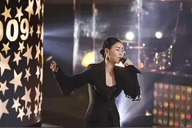那英的几段猛烈情史，未婚生子太难受，转头投向富豪的怀抱图片