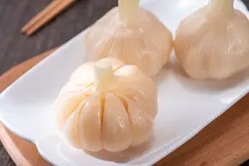 腌糖蒜，只放糖和醋不正宗，牢牢记住3个诀窍，酸甜爽脆久放不坏图片