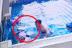 男教练多次将女童头部摁在水里？监控视频曝光图片