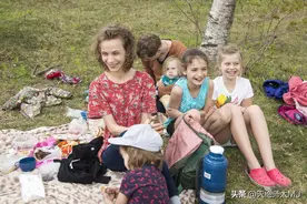 公婆一声不吭来家里住，女人带着孩子住娘家，不到1个月就走了图片