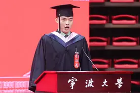 “这是一个晴朗的早晨……”毕业典礼退役大学生士兵齐唱燃爆全场！图片