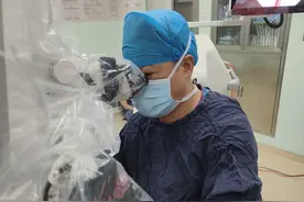 1岁宝宝玩耍时突然晕倒命悬一线，北京专家变身“拆弹专家”！图片