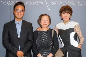 刘嘉玲罕见携母亮相，她穿鱼尾裙内搭秋衣挺新潮，78岁妈妈更优雅图片