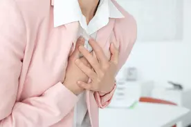 为啥有些女生胸部柔软像面包，有些却硬得像馒头？乳房硬块是癌吗图片
