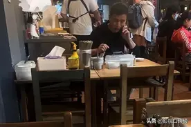 “苏培盛”独自现身街边餐馆，面容苍老，曾因为言论不当被嘲讽图片