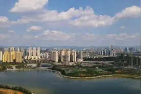 我叫怡心，一个年轻而有活力的街道图片
