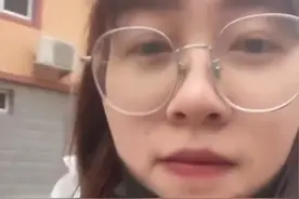 河北一女子做核酸前吃鸭腿，意外磕掉4颗假牙，摘口罩瞬间尴尬了图片