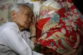 9旬越南老妪，抱着日军衣服睡觉长达60多年，其子恨得咬牙切齿图片