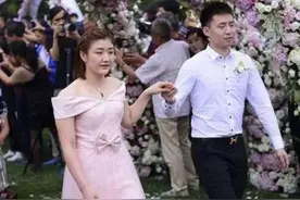 段子手当老板！昔日两国乒名将新店开业，国乒美女加盟执教图片