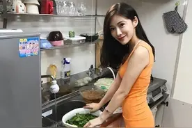男子自述：国外求学期间，借住在妈妈漂亮闺蜜家，对我很照顾图片