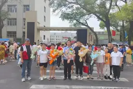 志愿者开私家车爱心送考，中考结束送上能吃的花束表祝福图片