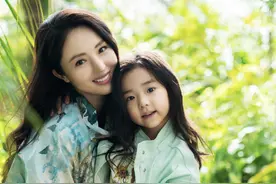董璇晒与5岁女儿出游照，小酒窝越来越像爸爸，母女俩互动超有爱图片