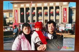 “装甲新兵”敬礼“装甲老兵”图片