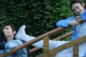 赵丽颖黑料被扒：曾多次将脚伸林更新脸上图片